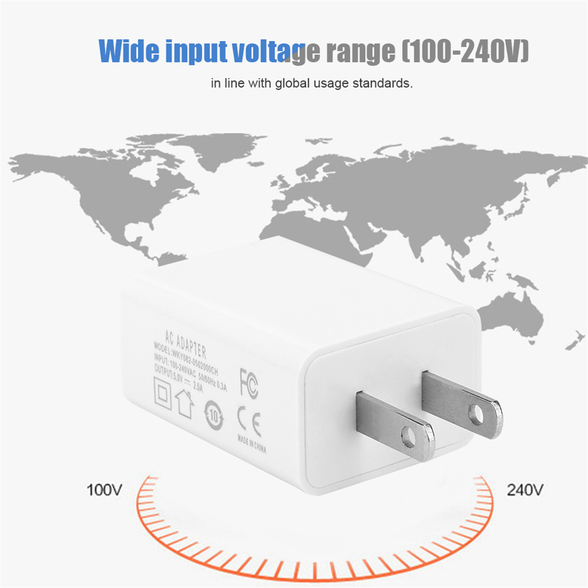 Weißer AC-Adapter mit US-Stecker, Weltkartenhintergrund, Text, der einen weiten Spannungsbereich (100-240V) anzeigt.