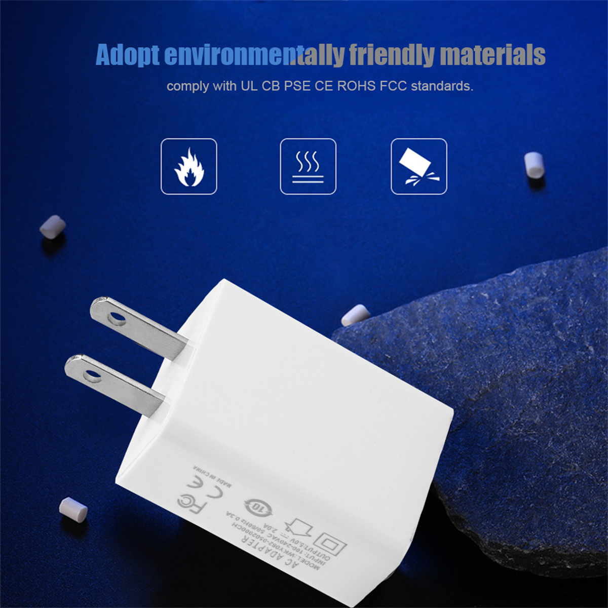 Weißer AC-Adapter mit silbernen Zinken. Es hat Markierungen und Symbole auf der Oberfläche. Der Hintergrund ist ein blauer Farbverlauf.