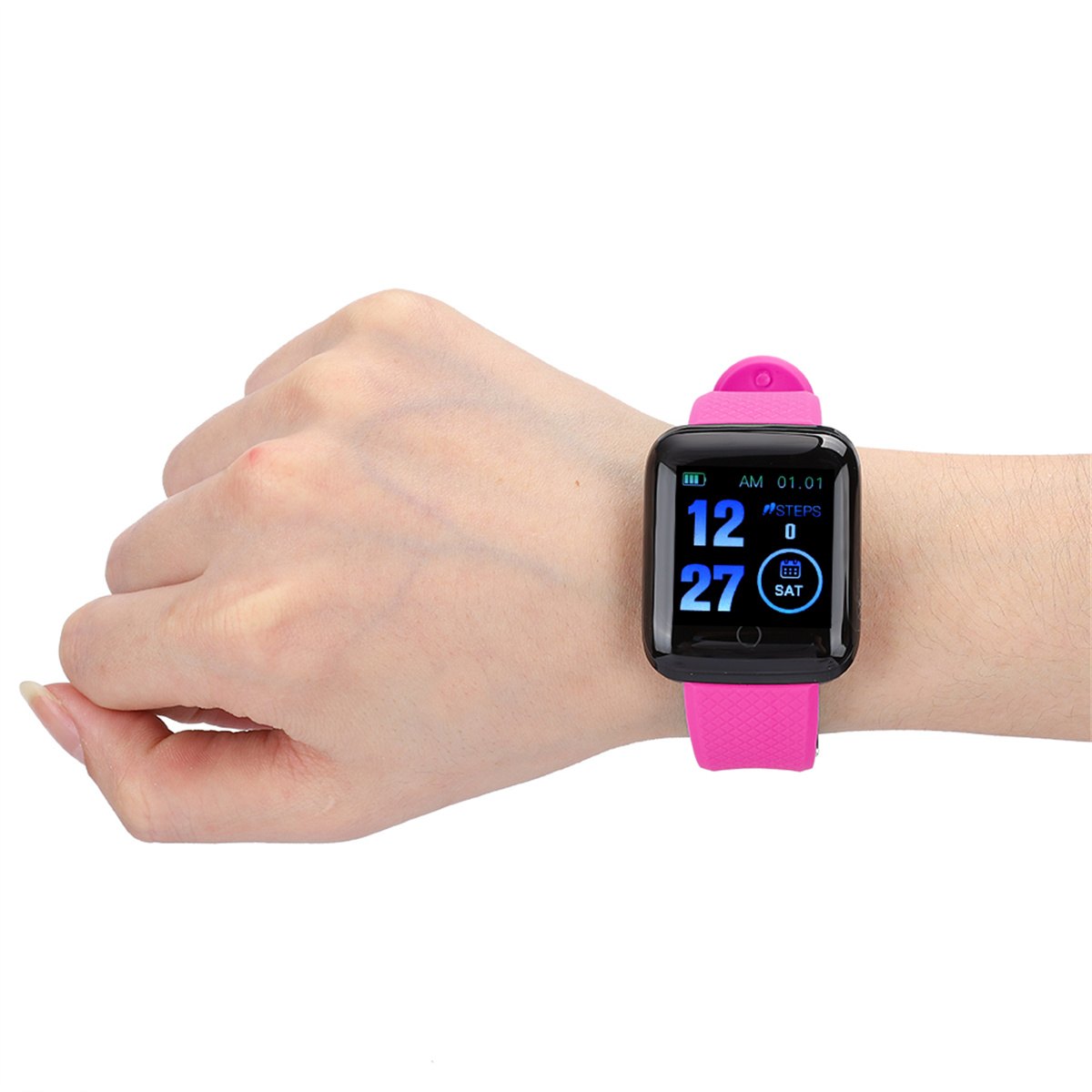 Ein Handgelenk mit einer rosa Smartwatch, die Zeit und Schritte anzeigt, vor weißem Hintergrund.