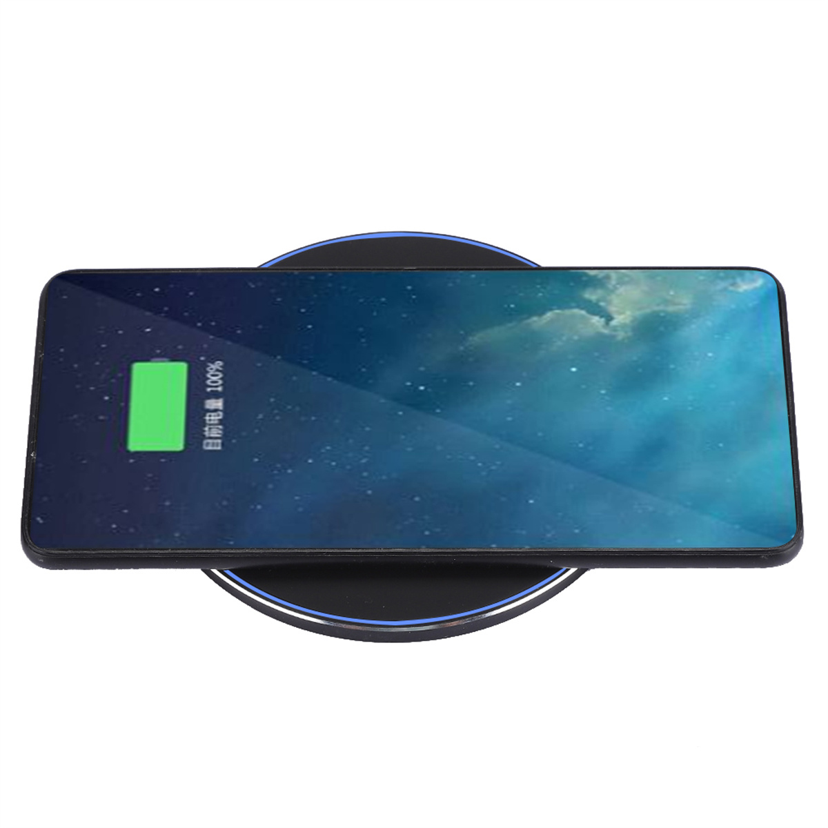 Ein Smartphone auf einem schwarzen kabellosen Ladegerät, zeigt einen Sternenhimmel.