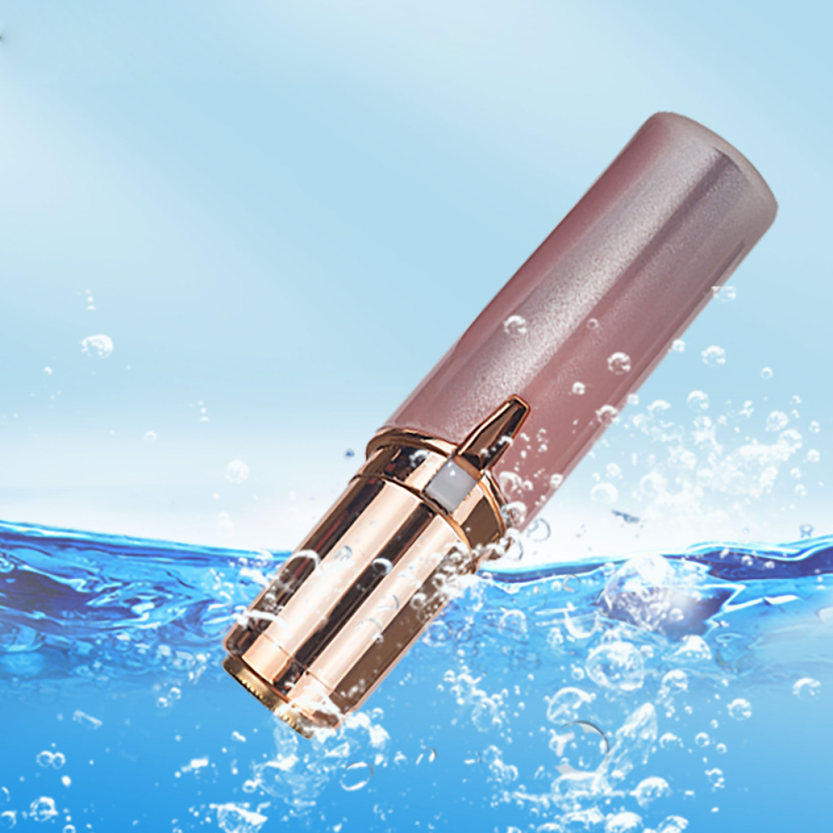 Rosa elektrischer Rasierer im Wasser mit Blasen und blauem Hintergrund.