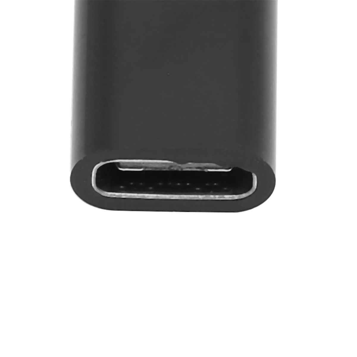 Schwarzer USB-C-Anschluss. Der Anschluss ist schwarz und hat eine rechteckige Öffnung.