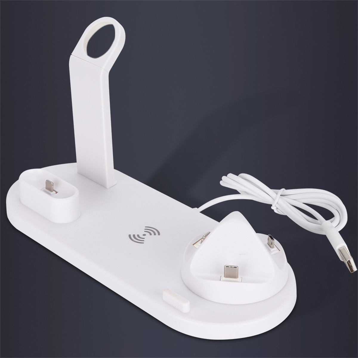 Weiße Ladestation mit mehreren Schlitzen, einem Ständer und einem weißen Kabel auf dunklem Hintergrund.