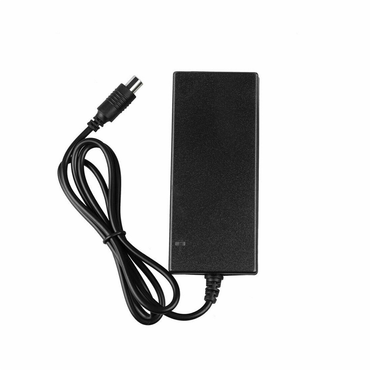 Schwarzes Netzteil mit Kabel und Stecker, vor weißem Hintergrund.
