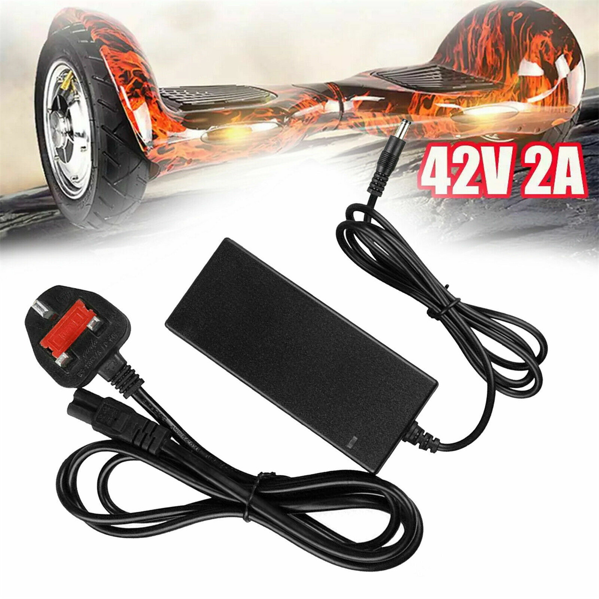 Ein Hoverboard und ein Ladegerät. Hoverboard ist orange/schwarz. Ladegerät ist schwarz mit schwarzem Kabel.