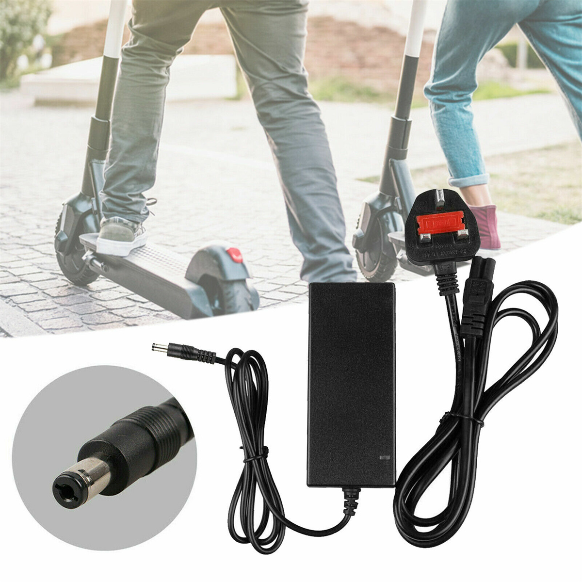 Elektrisches Rollerladegerät, schwarz, mit UK-Stecker. Roller und Personen im Hintergrund.