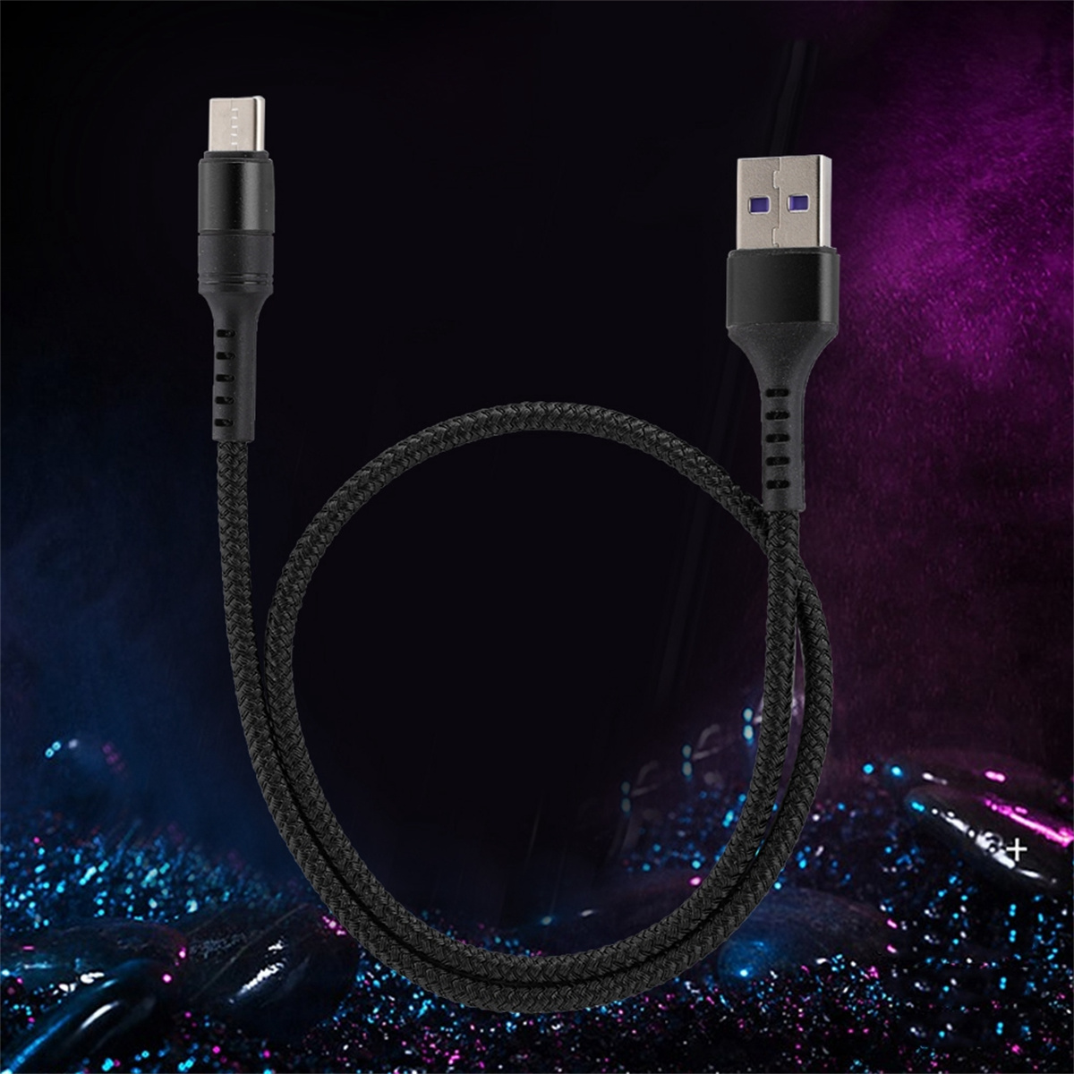 Schwarzes USB-auf-USB-C-Geflechtkabel vor dunklem Hintergrund mit lila und blauen Highlights.
