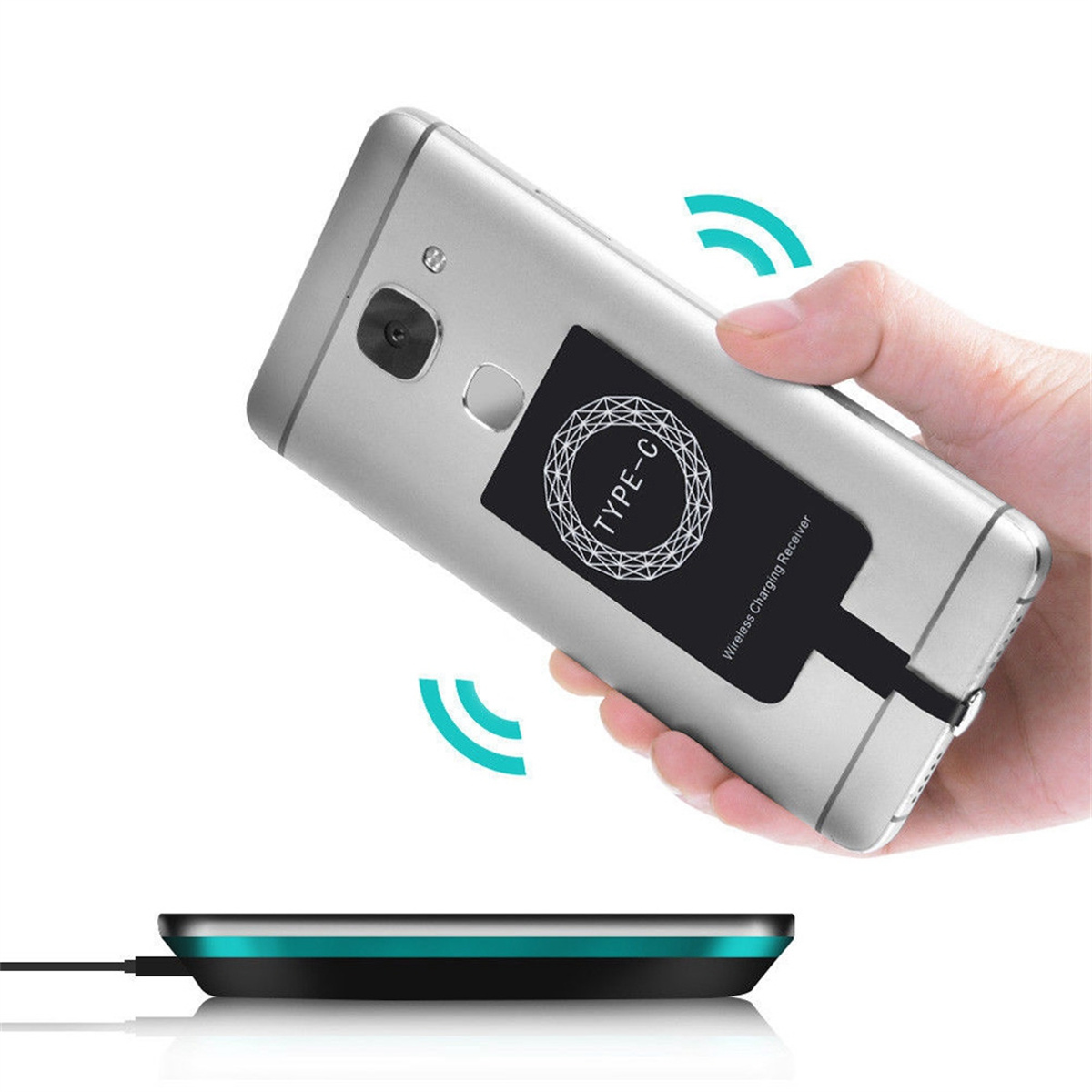 Hand hält ein silbernes Telefon mit Typ-C-Empfänger. Kabelloses Ladegerät unten. Wellen zeigen Laden an.