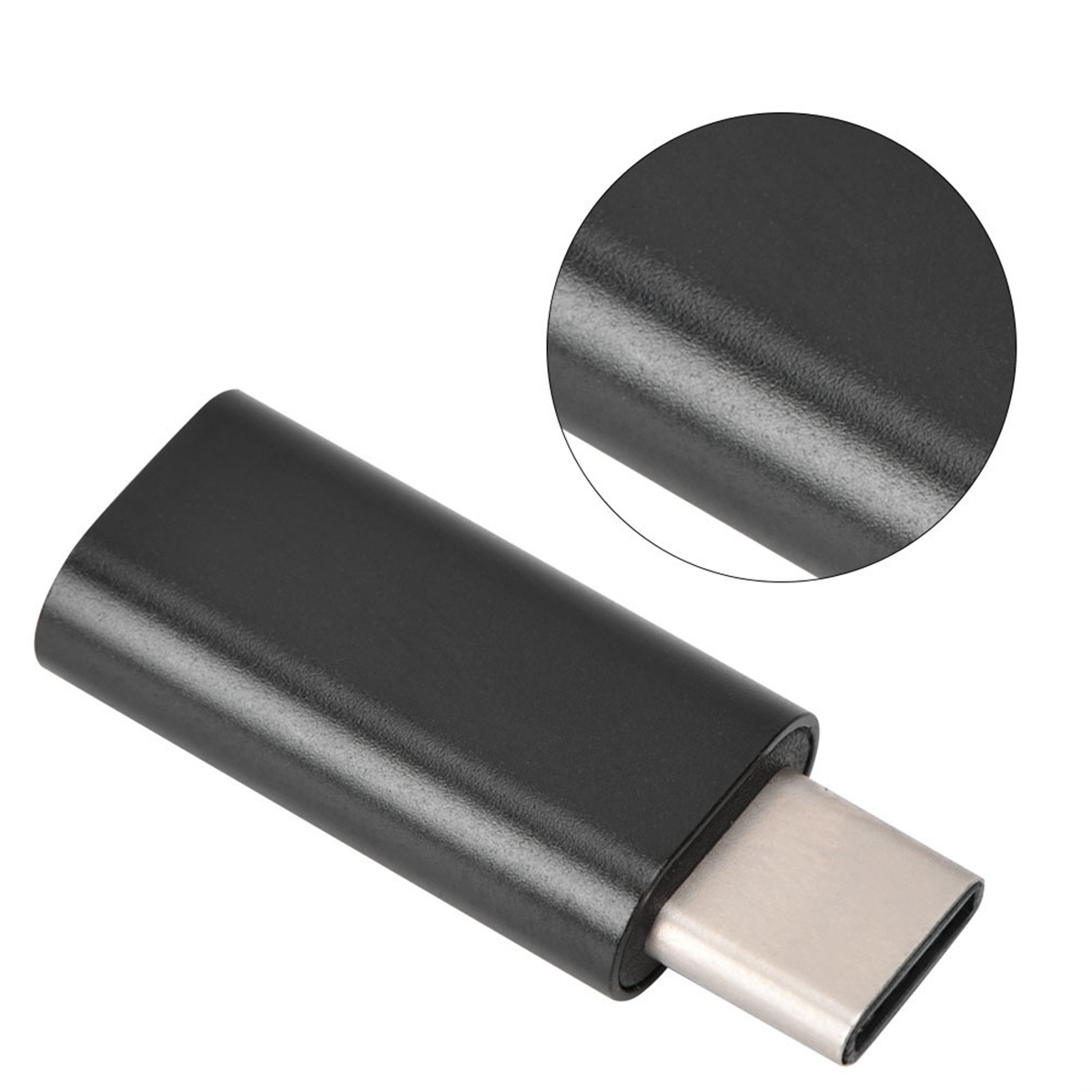 Schwarzer USB-C-Anschluss. Nahaufnahme. Der Anschluss ist schwarz mit silberfarbener Spitze.