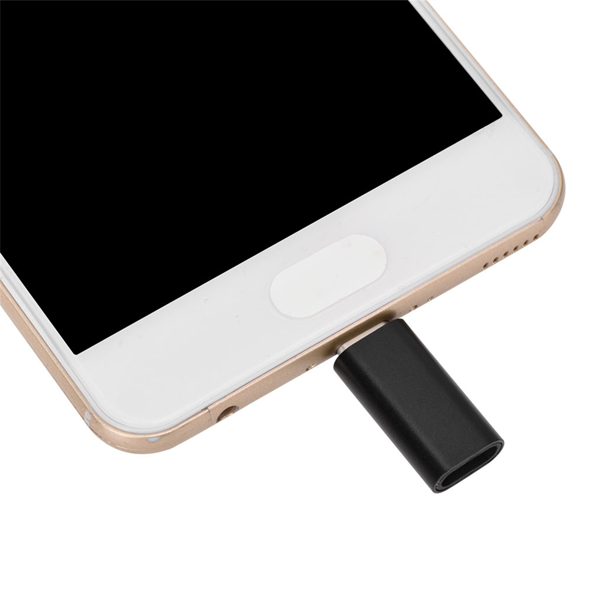 Ein schwarzer USB-C-Adapter, der in ein weißes Smartphone gesteckt wird. Das Telefon befindet sich auf weißem Hintergrund.