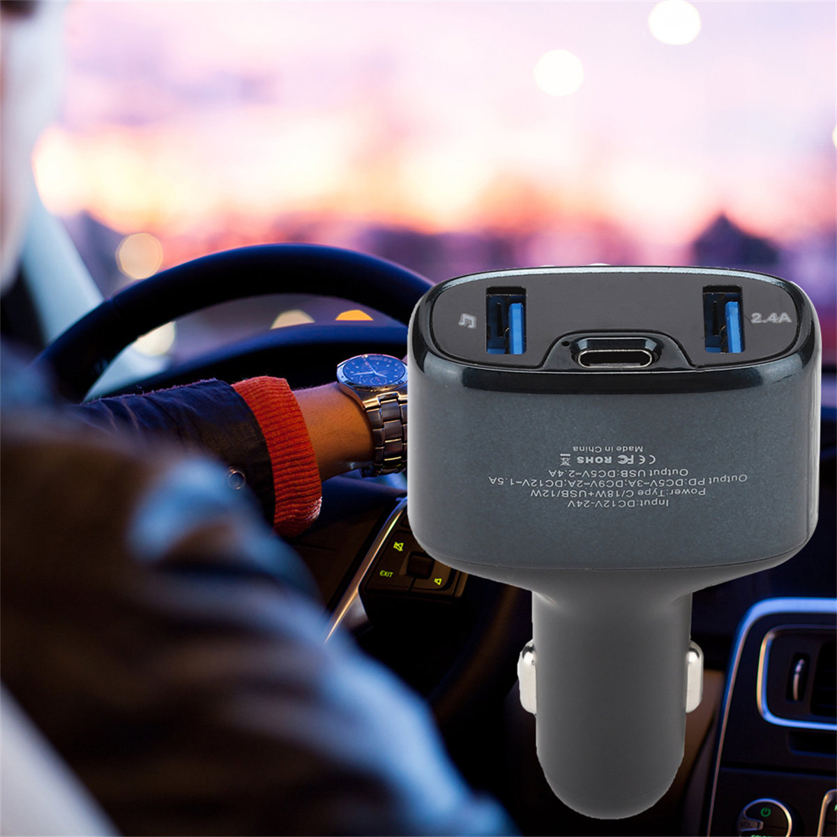 Autoladegerät mit USB-Anschlüssen und einem Telefonladeanschluss, in einem Auto.