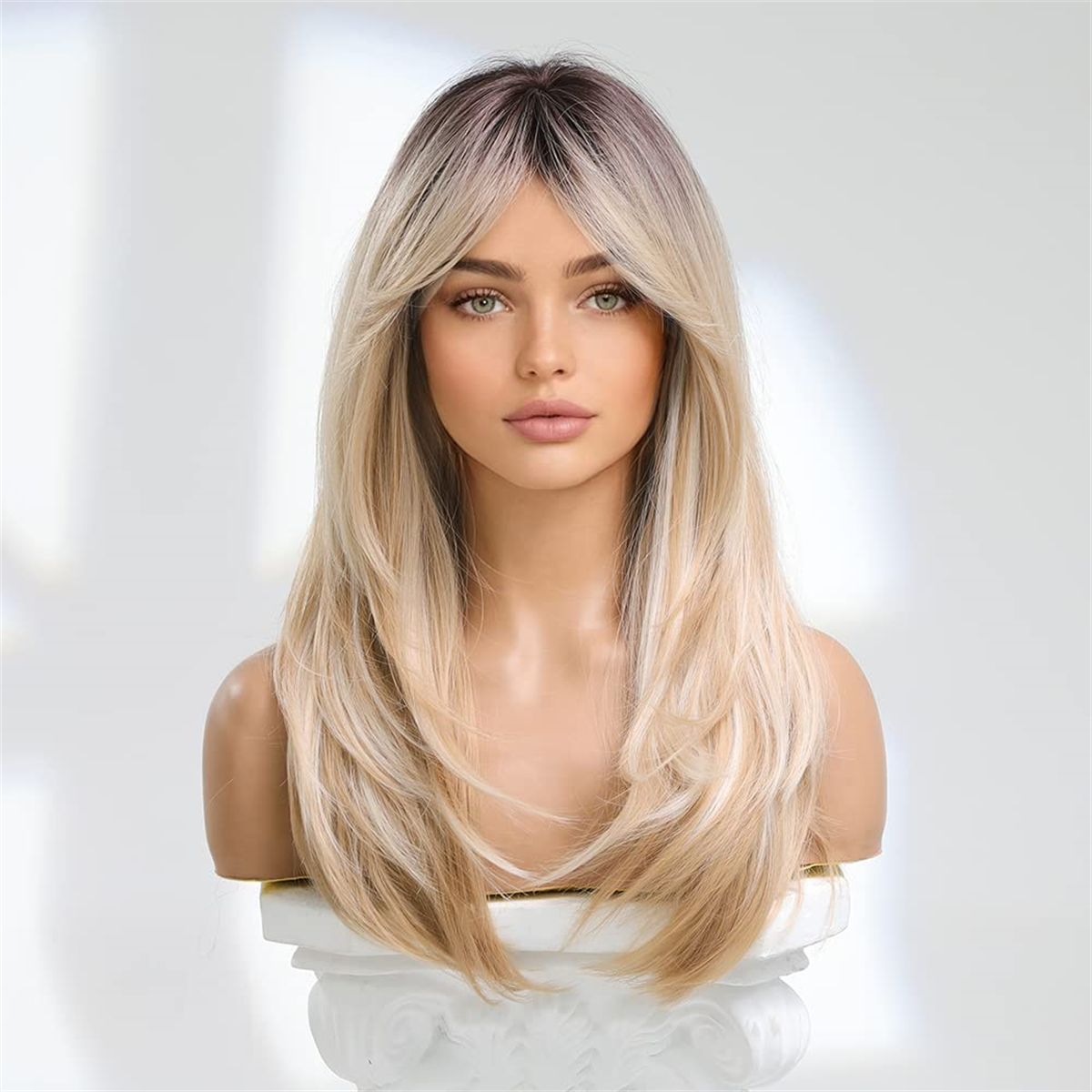 Blonde Perücke auf einem Schaufensterpuppenkopf, mit langem, gestuftem Haar.