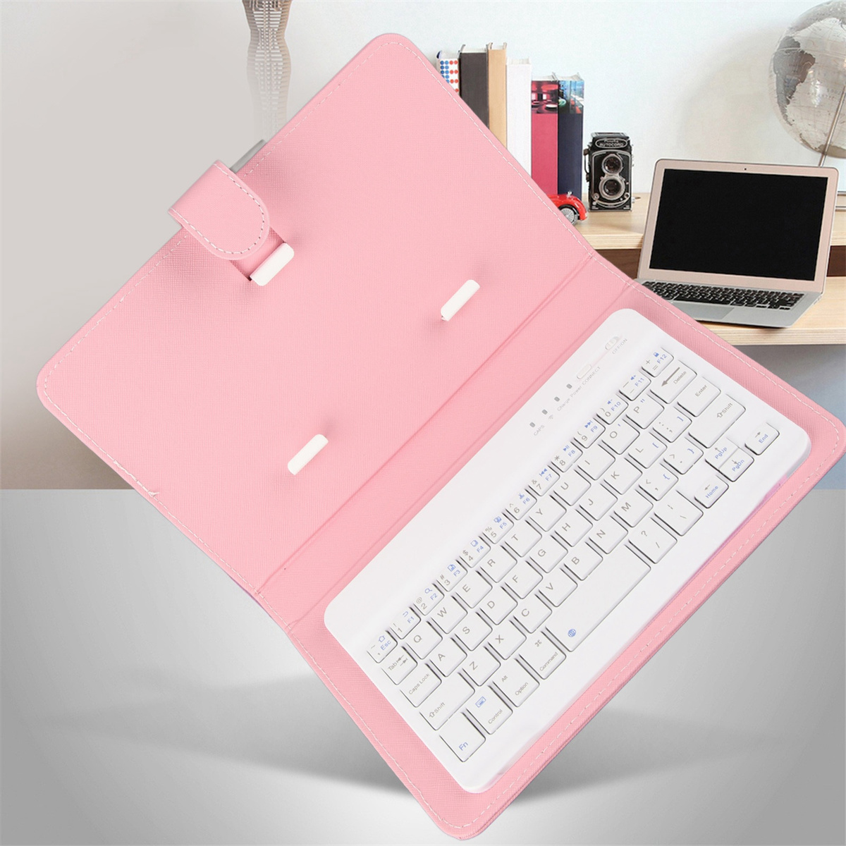 Rosa Hülle mit weißer Tastatur. Die Tastatur befindet sich im Inneren der Hülle, die geöffnet ist.