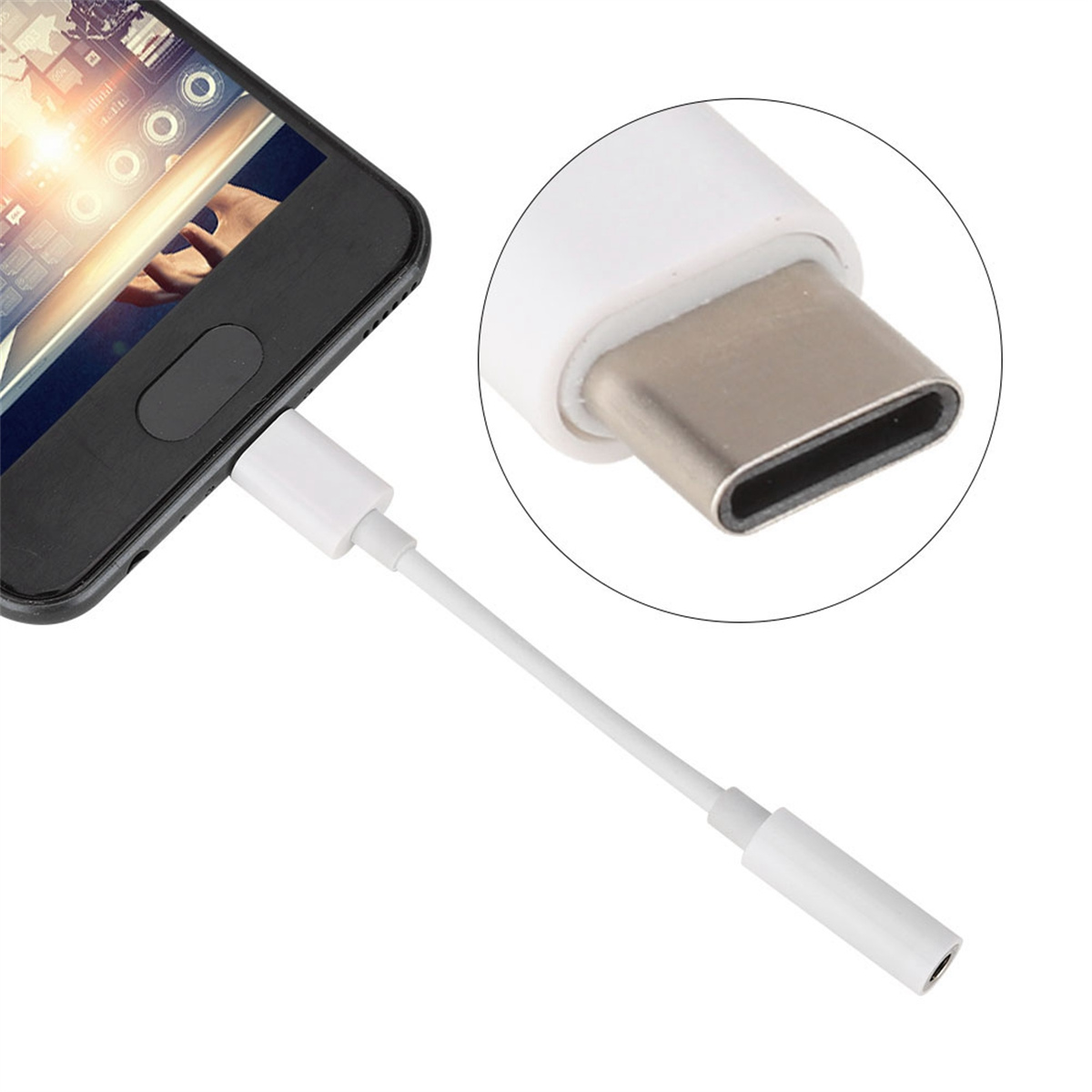 Ein weißes Kabel mit USB-C-Anschluss, der mit einem Telefon verbunden ist.