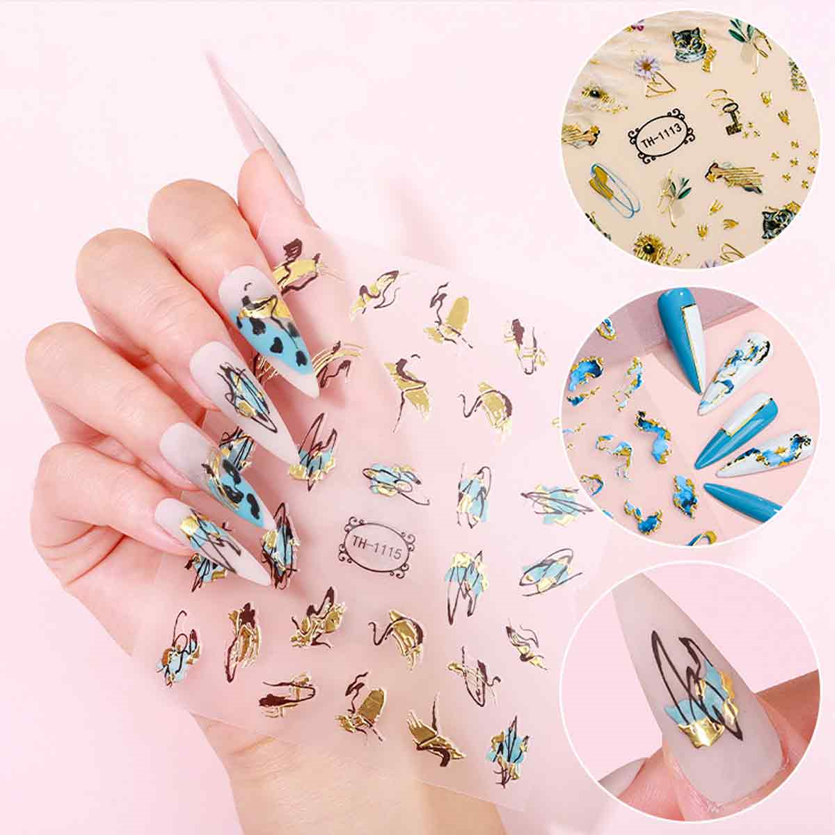 Eine Hand mit langen Nägeln, die mit Nagelkunstaufklebern verziert sind. Zusätzliche Bilder von Nagelkunst im Hintergrund.