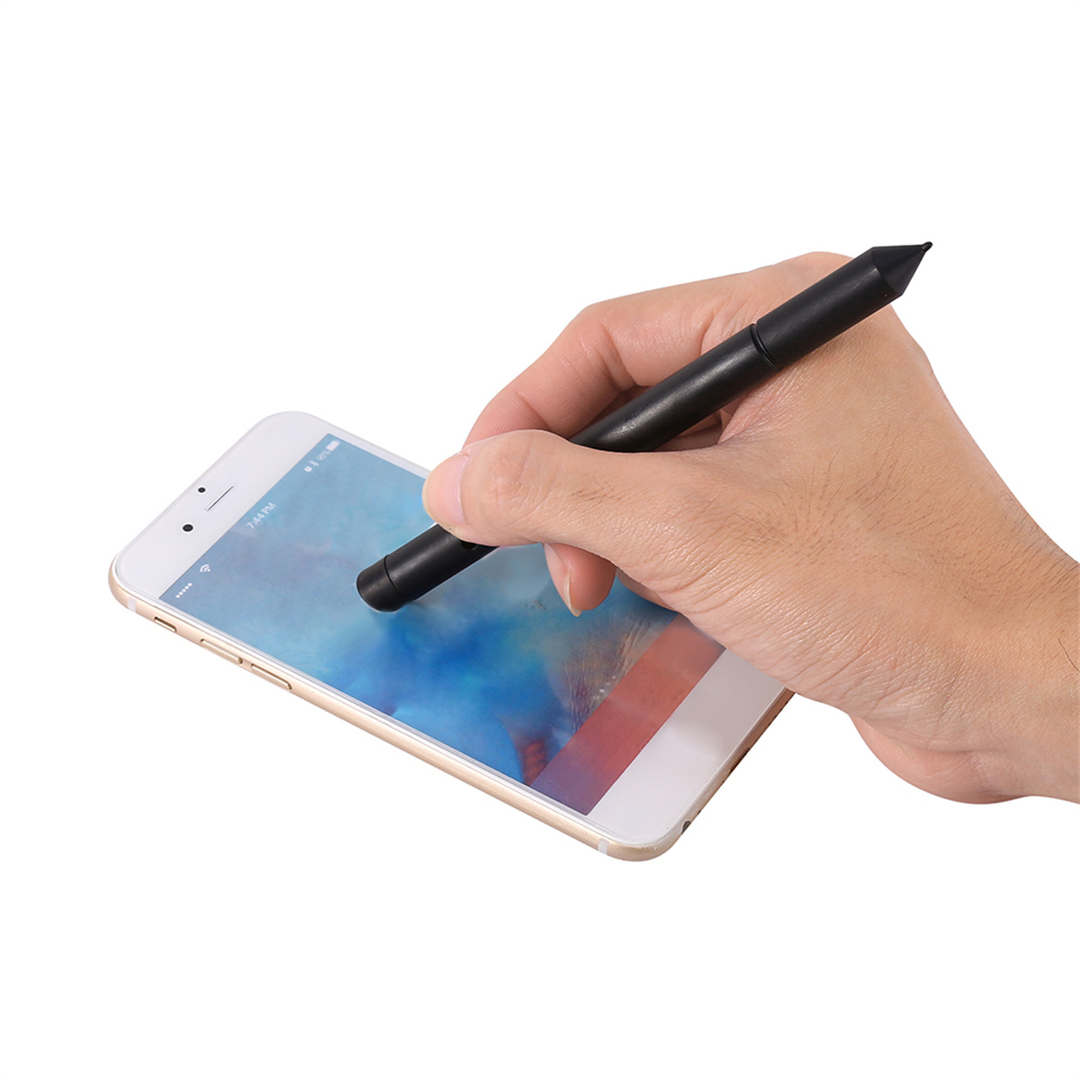 Eine Hand, die einen schwarzen Stift hält und einen Smartphone-Bildschirm berührt. Das Telefon ist goldfarben.