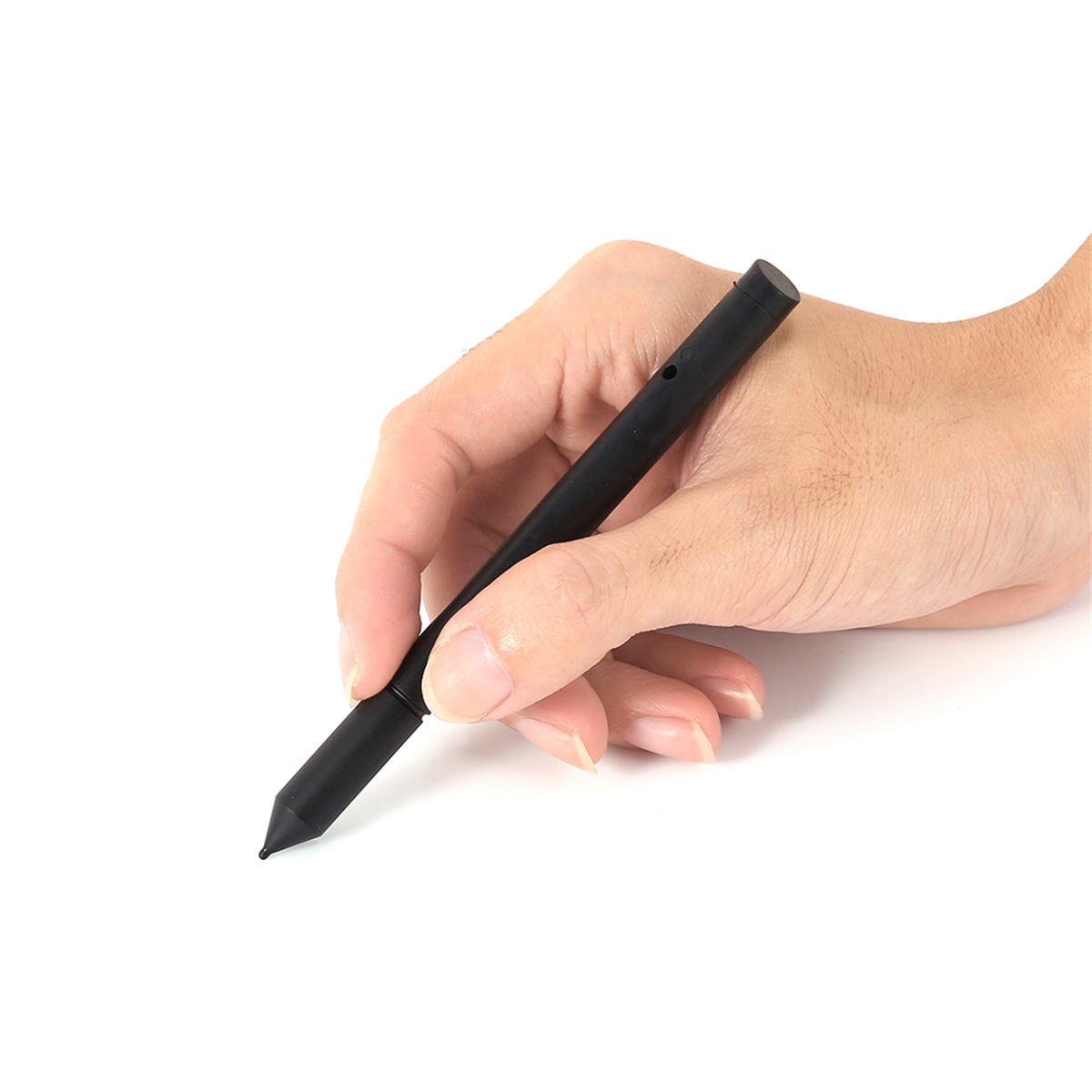 Ein schwarzer Stift in der Hand, bereit zur Verwendung auf weißem Hintergrund.