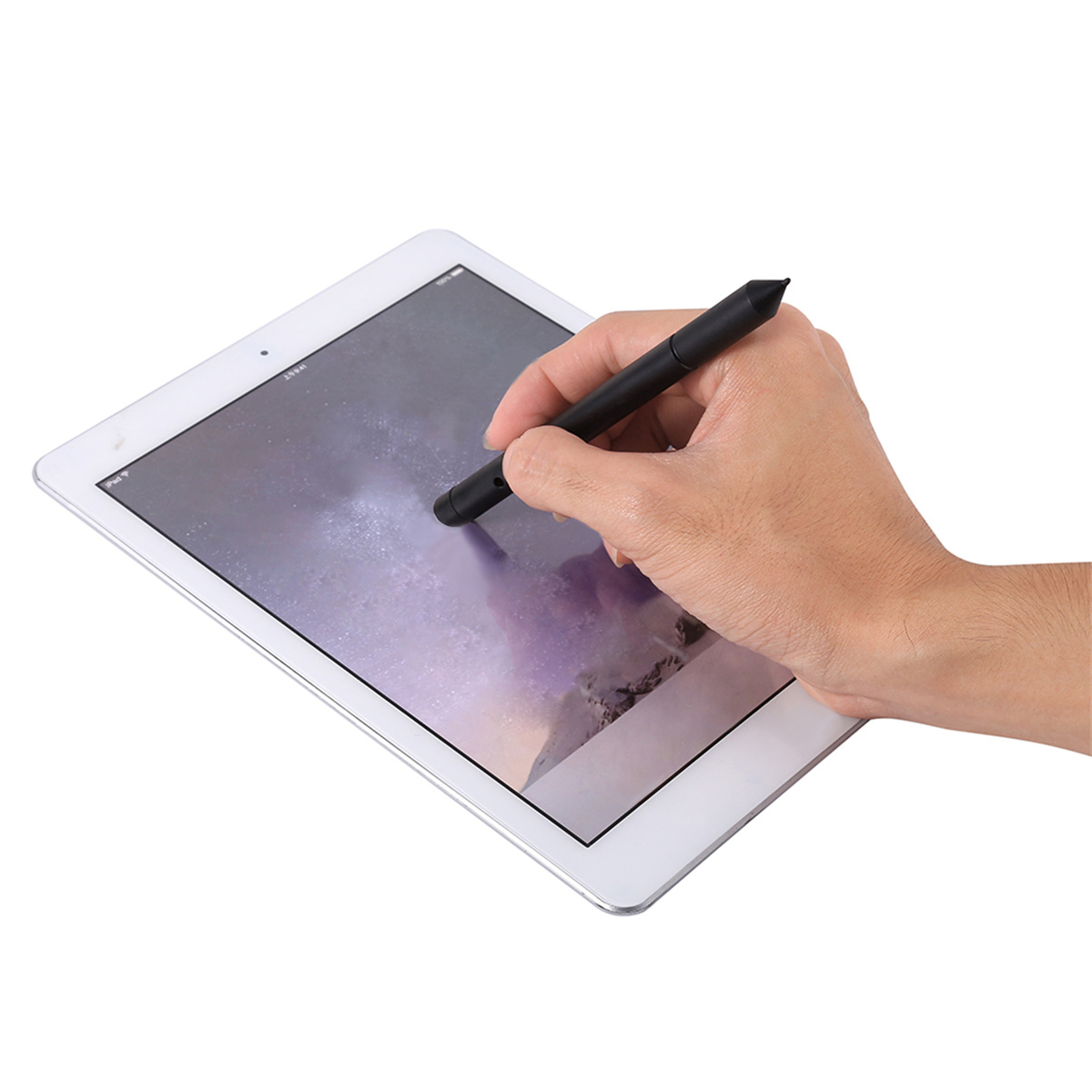 Eine Hand, die einen schwarzen Stift über einem weißen Tablet-Bildschirm hält.