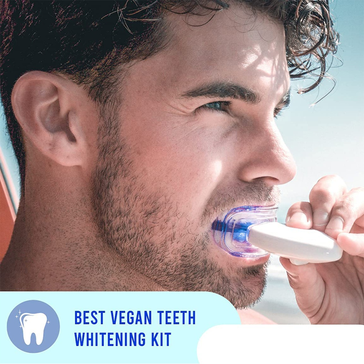 Mann mit Zahnaufhellungsset im Mund. Text: 'Best Vegan Teeth Whitening Kit', neben einem Zahn-Symbol.