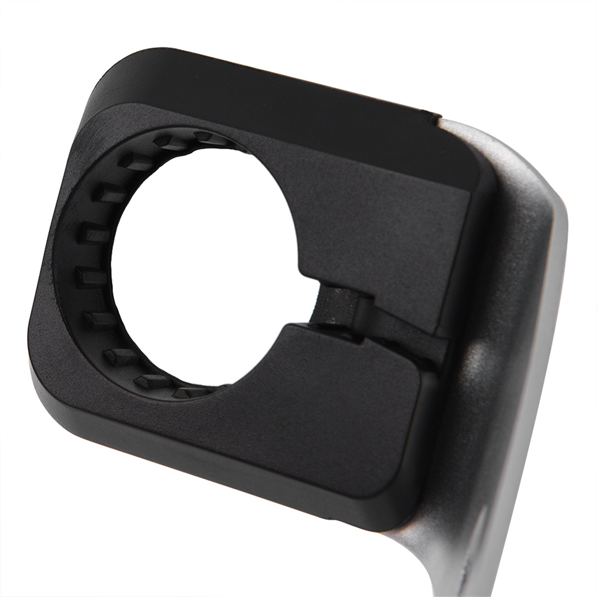 Schwarzer Kunststoffclip mit kreisförmiger Öffnung und silberner Montagebasis. Der Clip dient zur Montage.