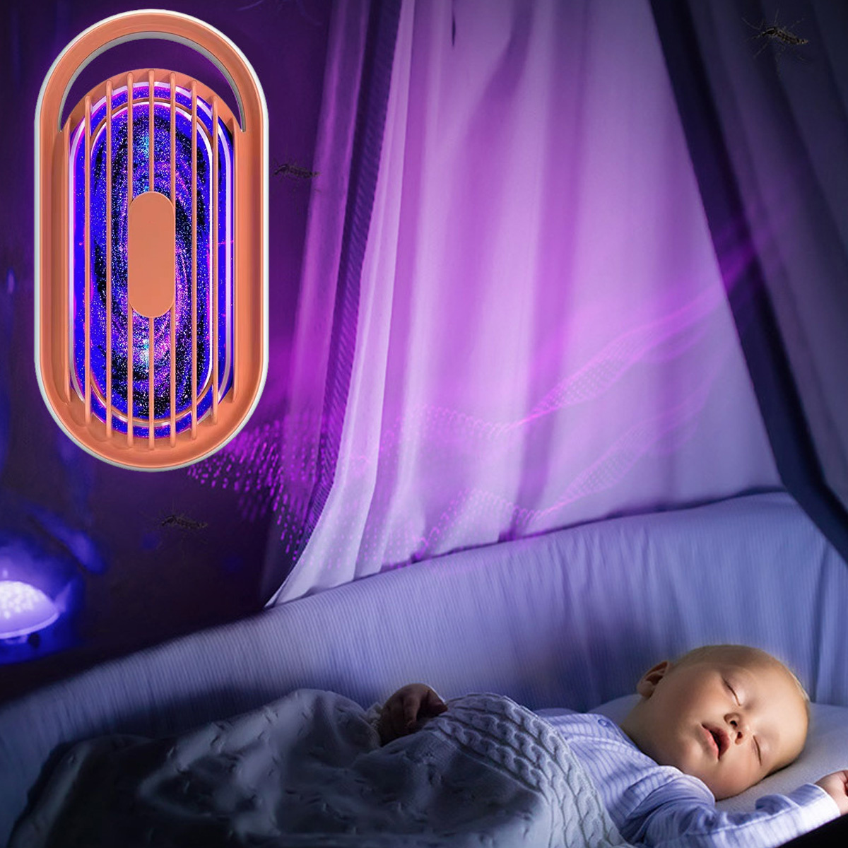 Ein schlafendes Baby in einem Kinderbett mit einer Moskitofalle darüber. Die Falle strahlt lilafarbenes Licht aus.