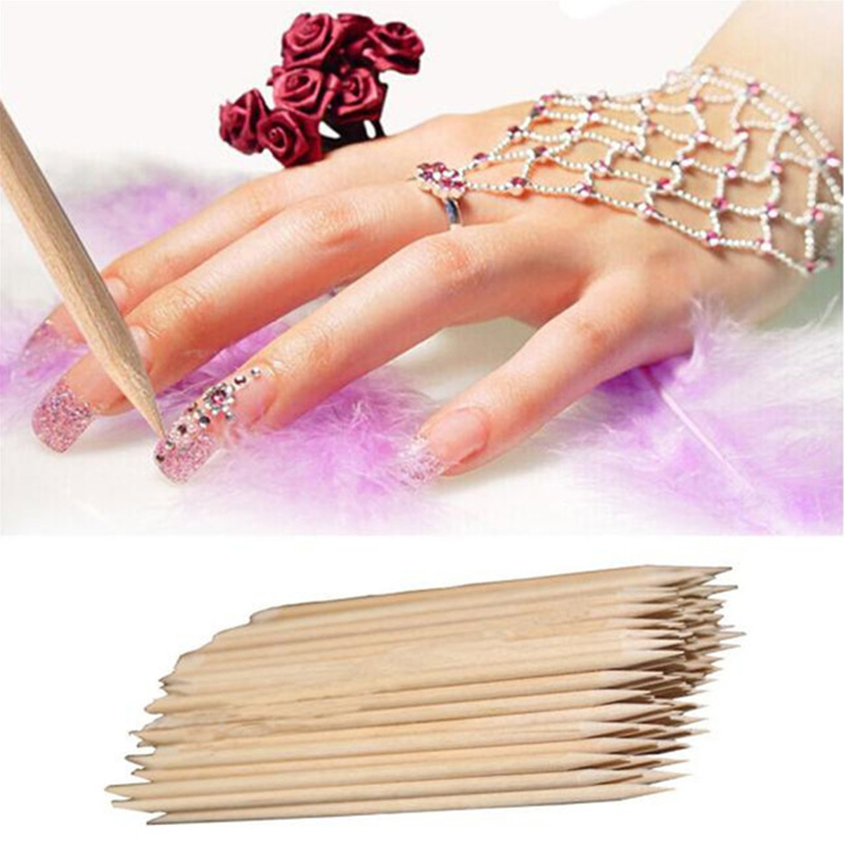 Nagelkunst-Zubehör: Nagelstäbchen und eine Hand mit verzierten Nägeln. Die Stäbchen sind aus Holz.
