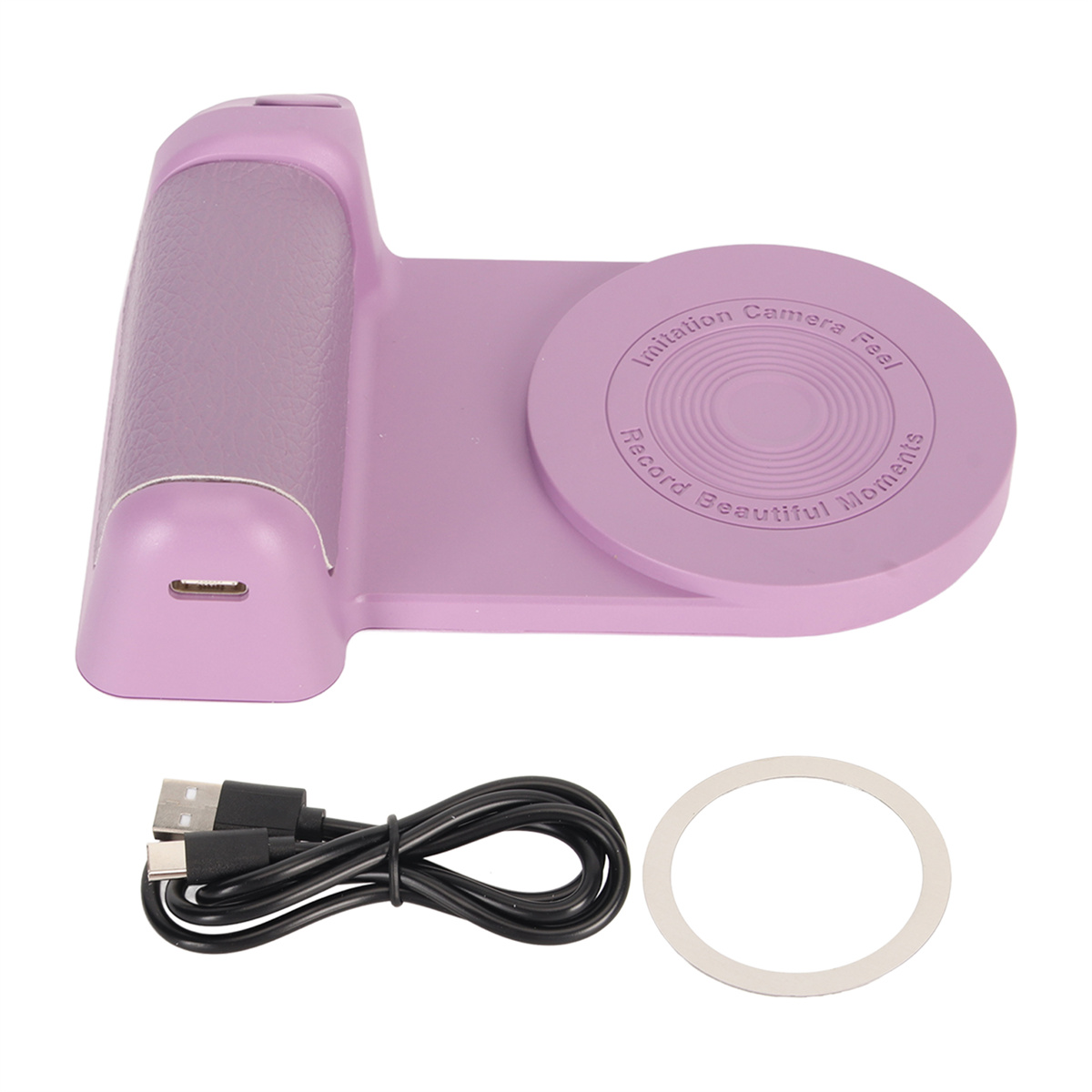 Ein lila Telefonständer mit Ladepad, USB-Kabel und weißem Ring. Weißer Hintergrund.