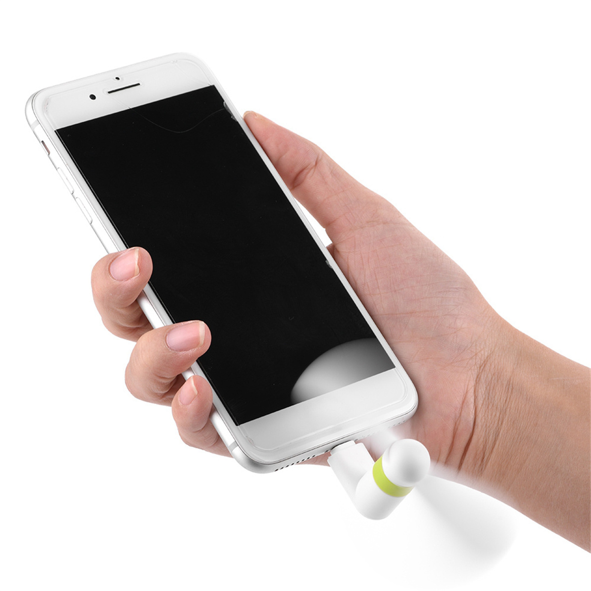 Eine Hand hält ein weißes Smartphone mit einem Kopfhöreranschlussadapter.