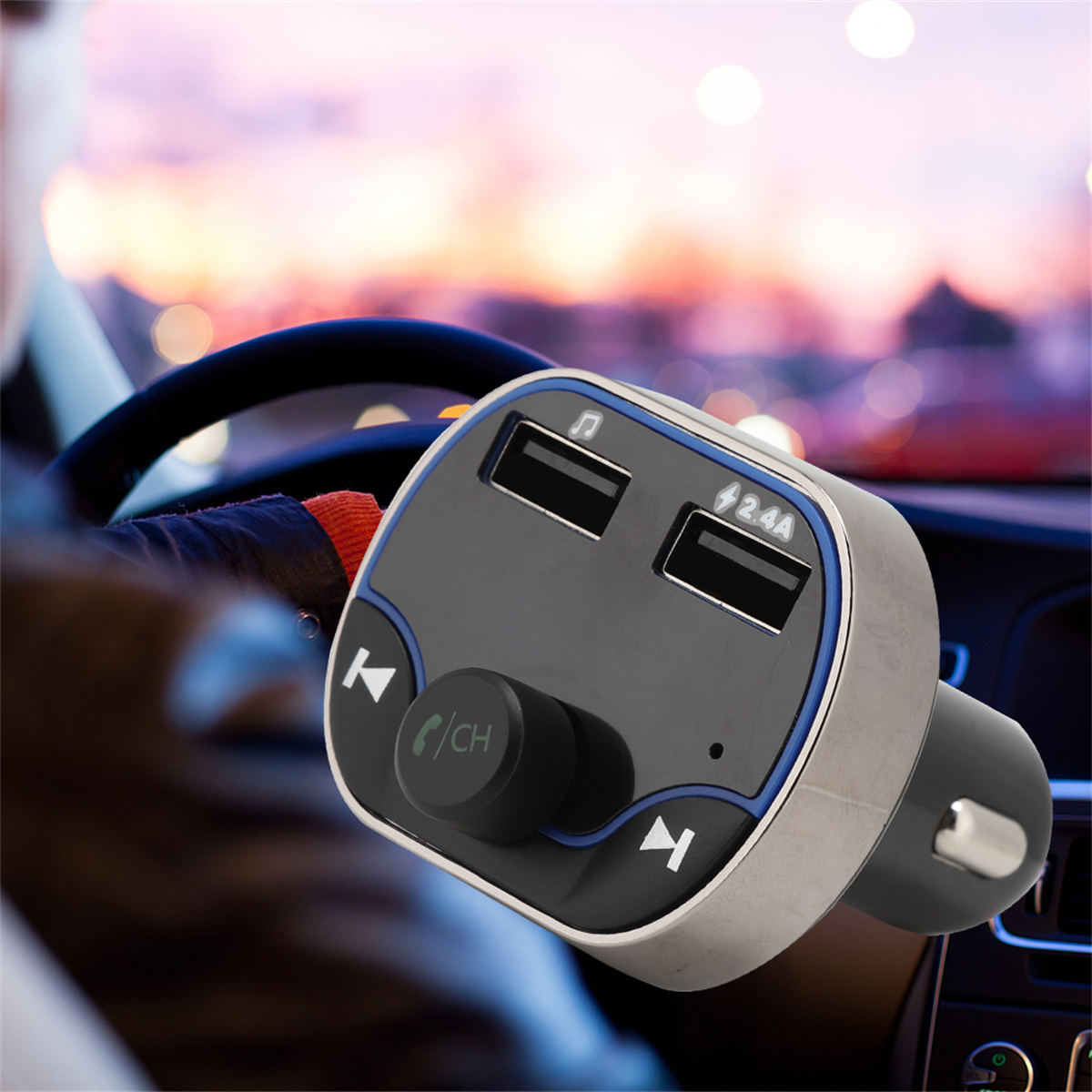 Ein schwarzer und grauer Auto-Bluetooth-Adapter, der an einen Zigarettenanzünder angeschlossen ist.