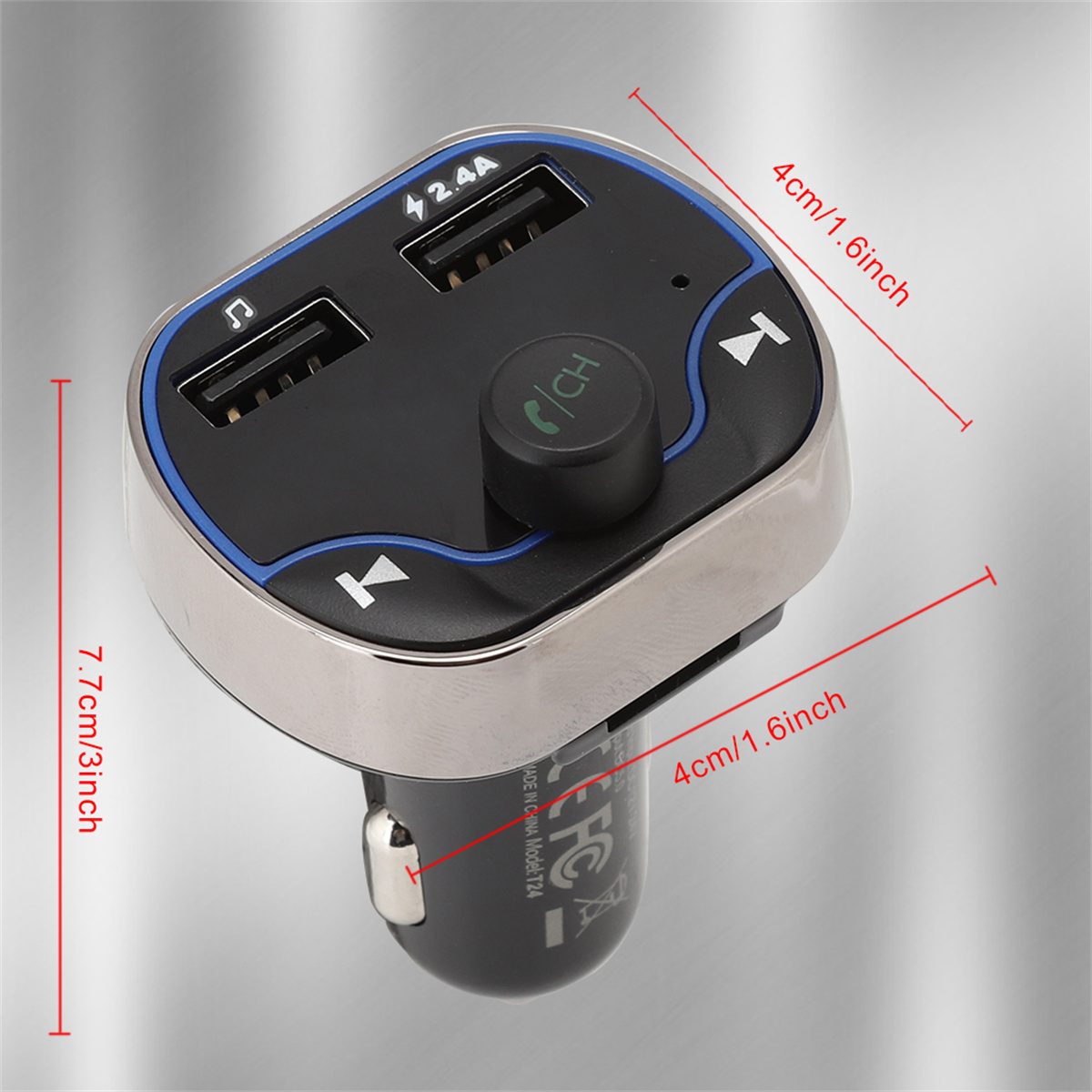 Kfz-Ladegerät mit USB-Anschlüssen und Bedienelementen. Silber und Schwarz mit blauen Akzenten.