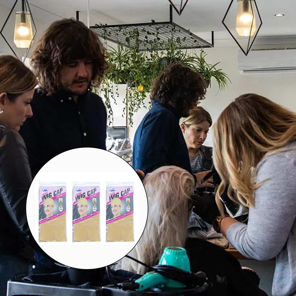 Leute in einem Salon mit Perücken. Drei Perückenkappen-Pakete werden angezeigt.