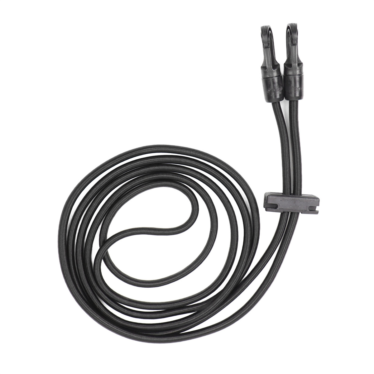 Schwarz aufgerollter Bungee-Cord mit zwei schwarzen Haken an einem Ende. Weißer Hintergrund.