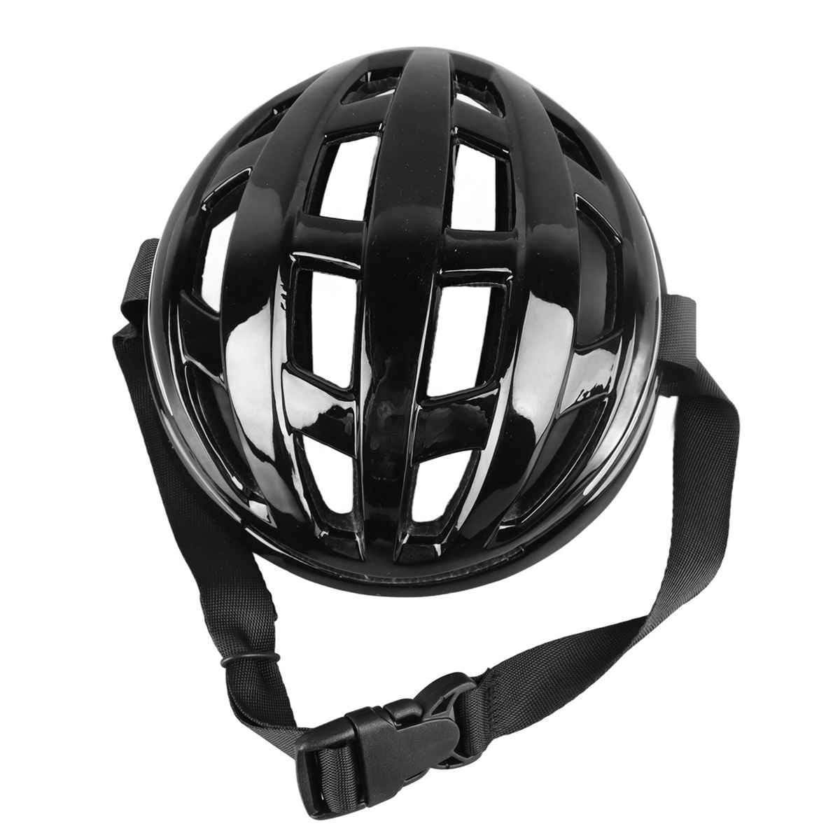 Schwarzer, glänzender Fahrradhelm mit Belüftungsöffnungen und Riemen. Der Helm wird von oben vor weißem Hintergrund gesehen.