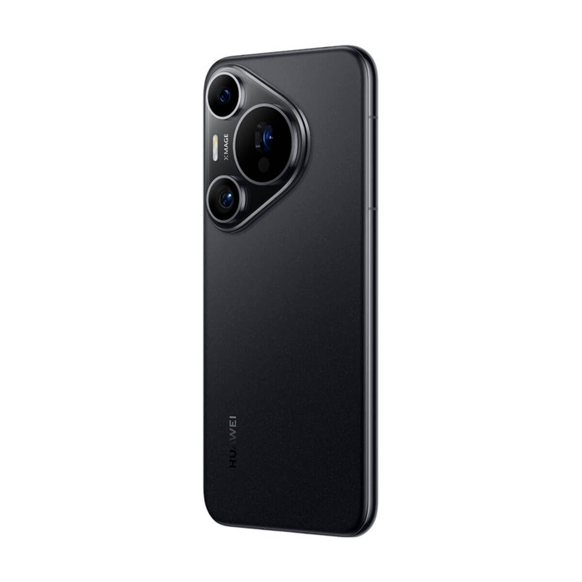 Uno smartphone nero con tre fotocamere sul retro, su sfondo bianco.