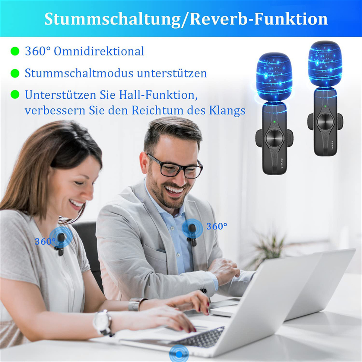 Zwei Personen benutzen Laptops mit Mikrofonen. Der Hintergrund ist eine blaue Wand.