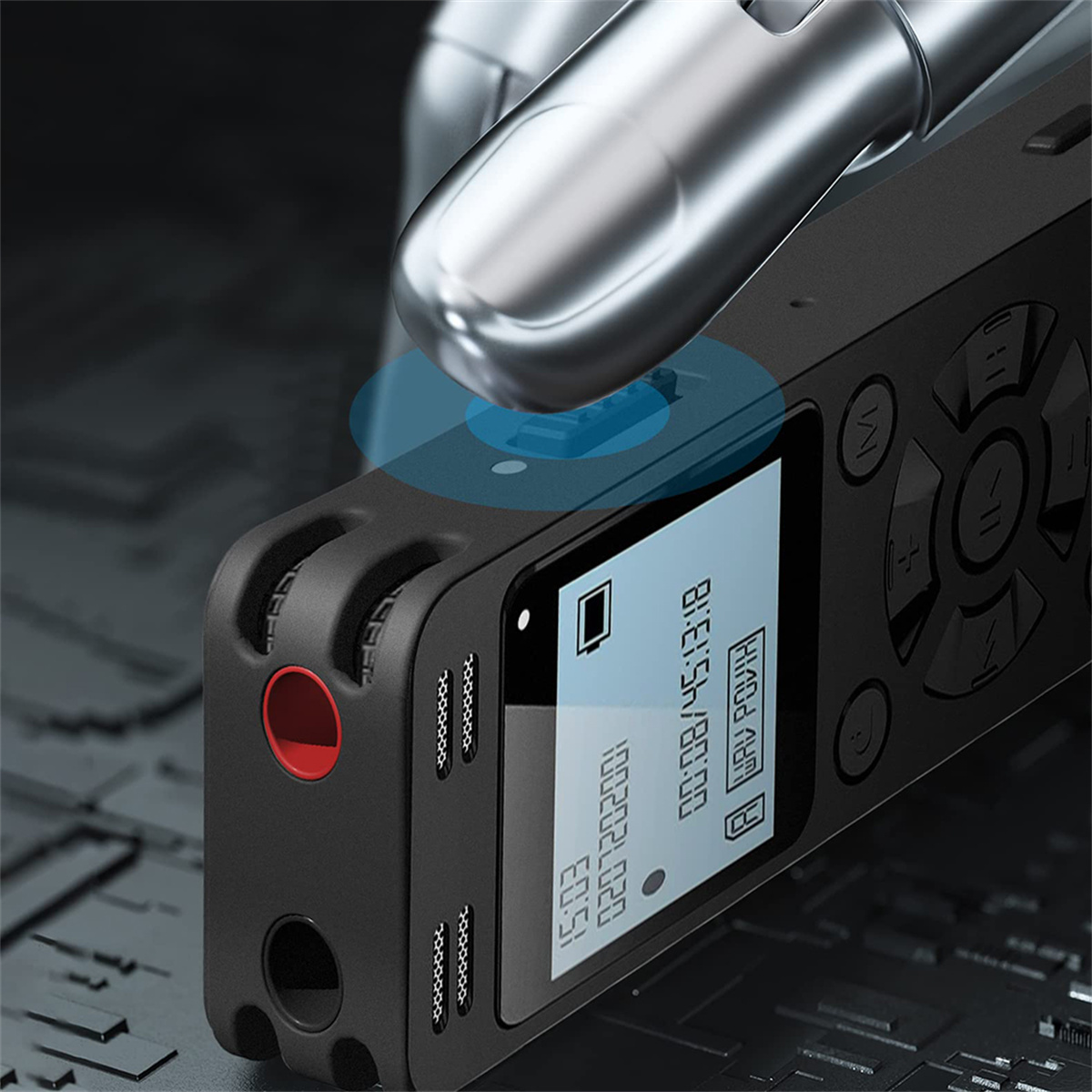 Schwarzer Audiorecorder mit Display und silbernen Akzenten, gehalten von Hand.