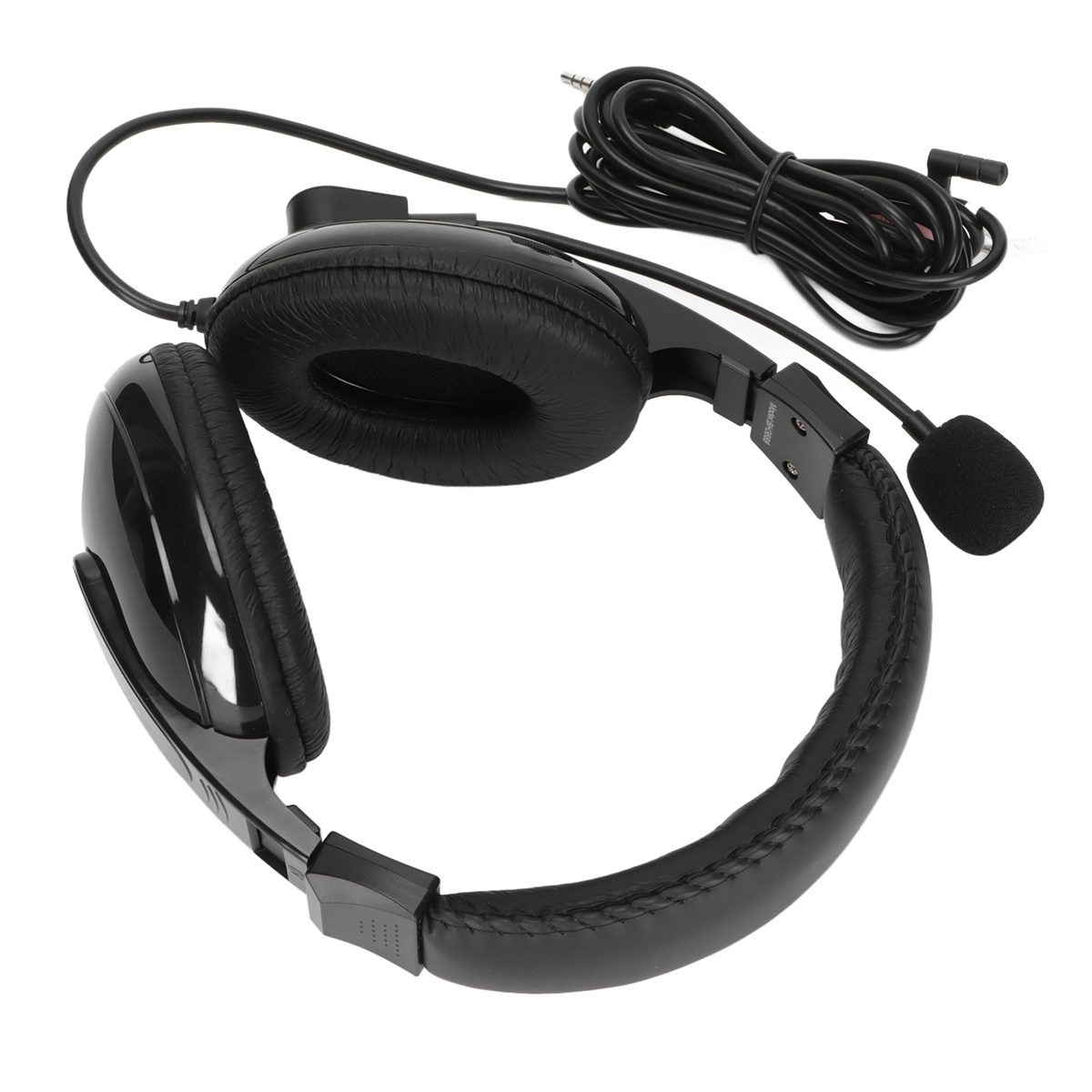 Schwarze Over-Ear-Kopfhörer mit Mikrofon und Kabel mit Stecker, auf Weiß.