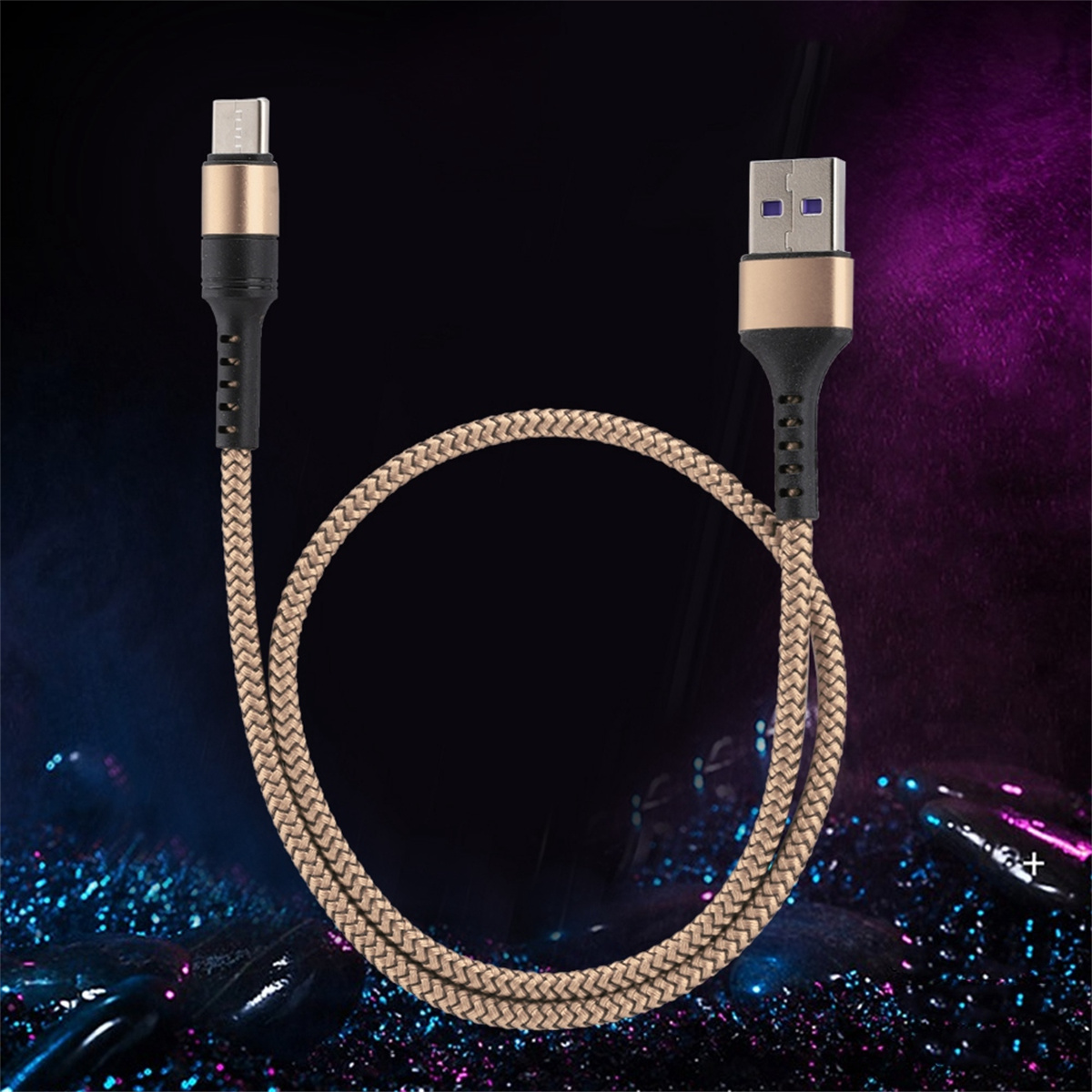 Ein USB-Kabel mit USB-A- und Micro-USB-Anschlüssen, mit geflochtenem, beigem Kabel.