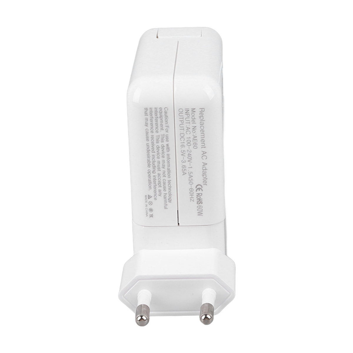 Weißes Netzteil mit Text und regulatorischen Informationen. Stecker sichtbar.