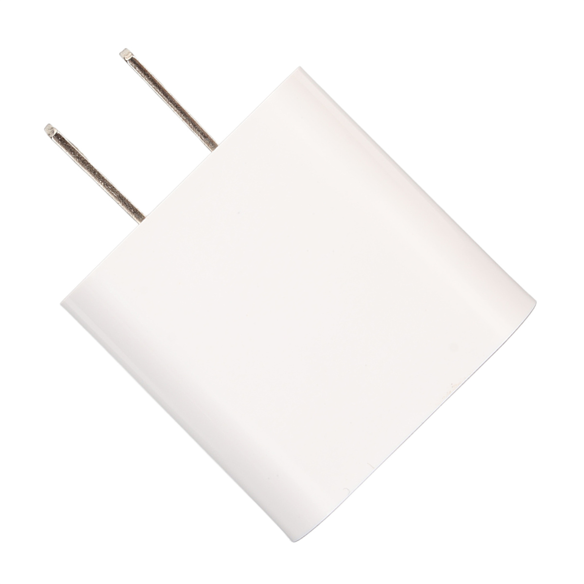 Weißer Netzadapter mit zwei Metallstiften.