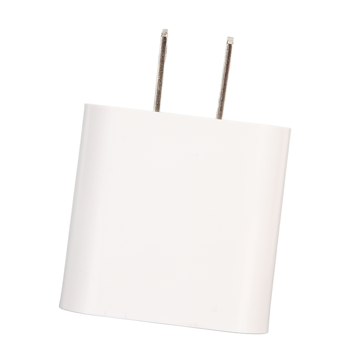 Weißes USB-Ladegerät mit zwei Stiften, abgewinkelt, vor weißem Hintergrund.