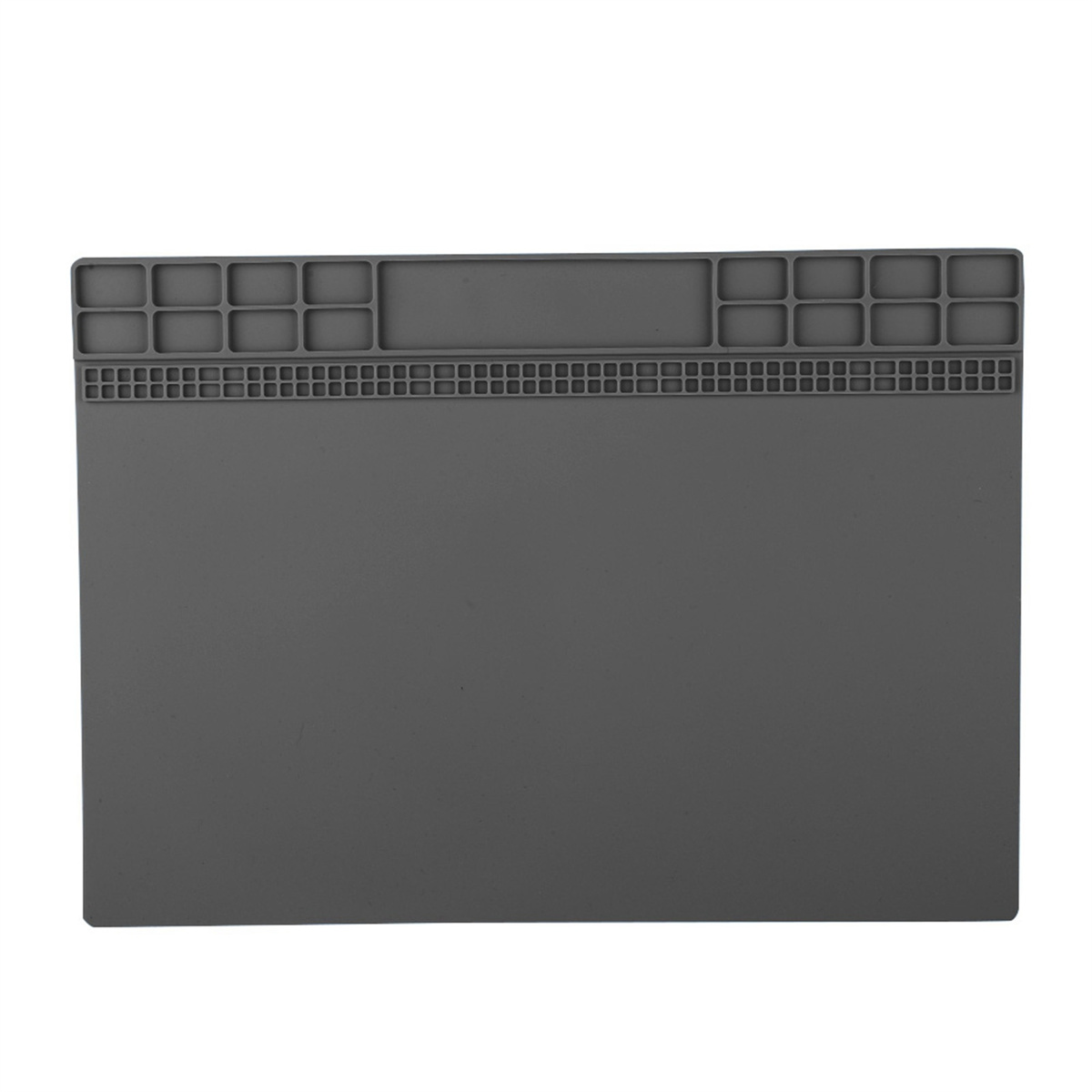 Graue Reparaturmatte mit Fächern und Raster für Elektronik. Die Matte ist flach.