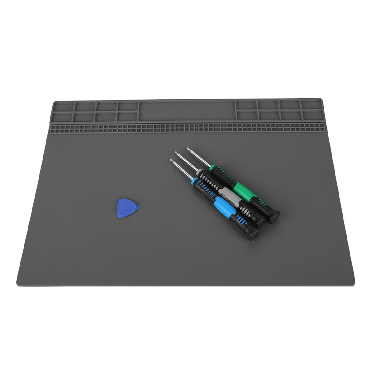 Graue Reparaturmatte mit Werkzeugen und einem blauen Werkzeug oben. Weißer Hintergrund.