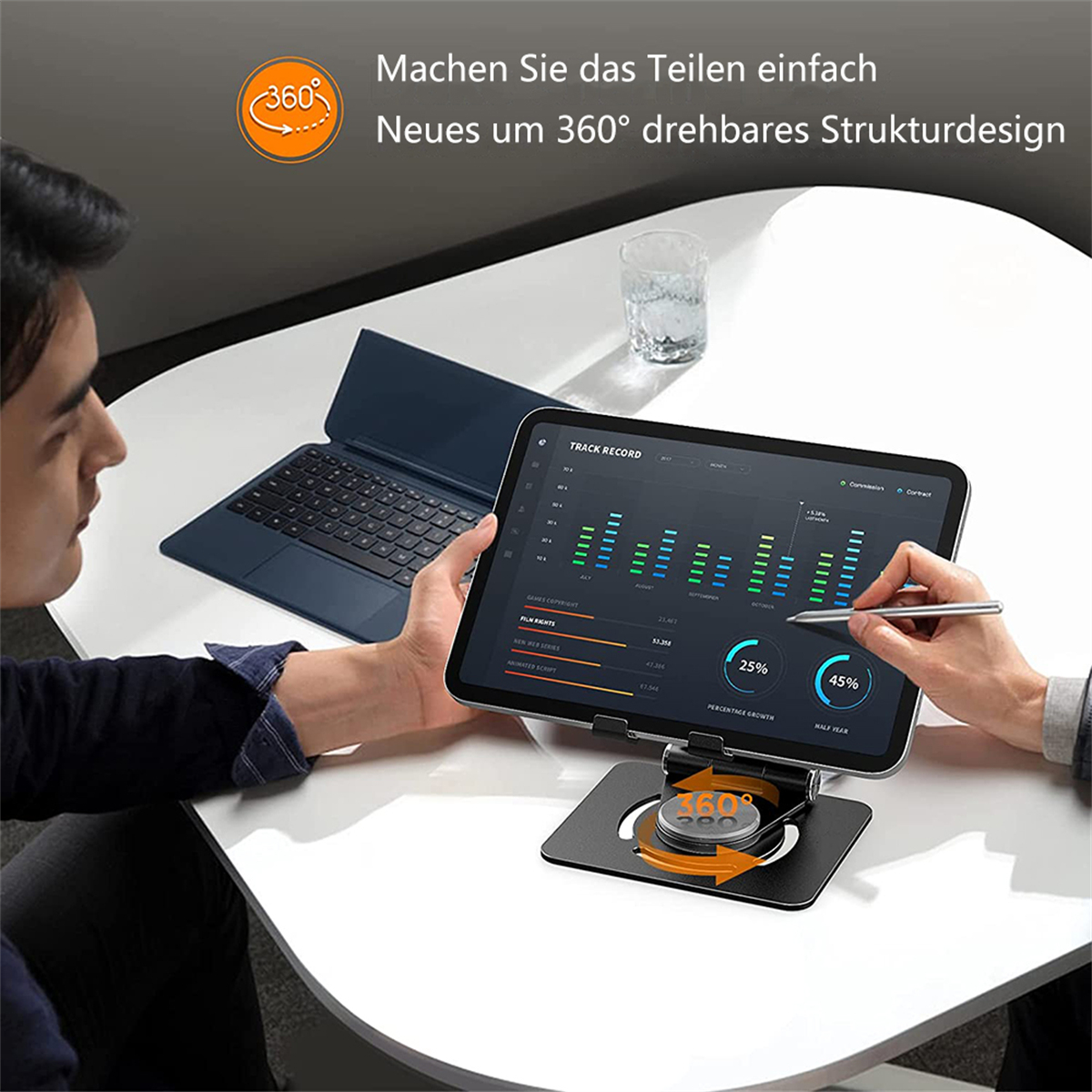 Person hält ein Tablet auf einem rotierenden Ständer, das Datenanalysen anzeigt.
