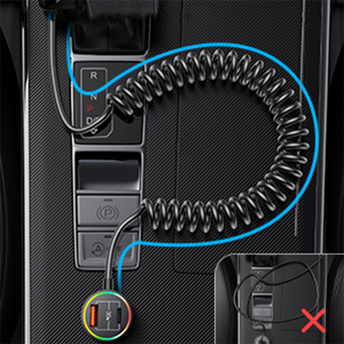 Mittelkonsole eines Autos mit Spiralladekabel. Ein USB-Anschluss ist sichtbar.