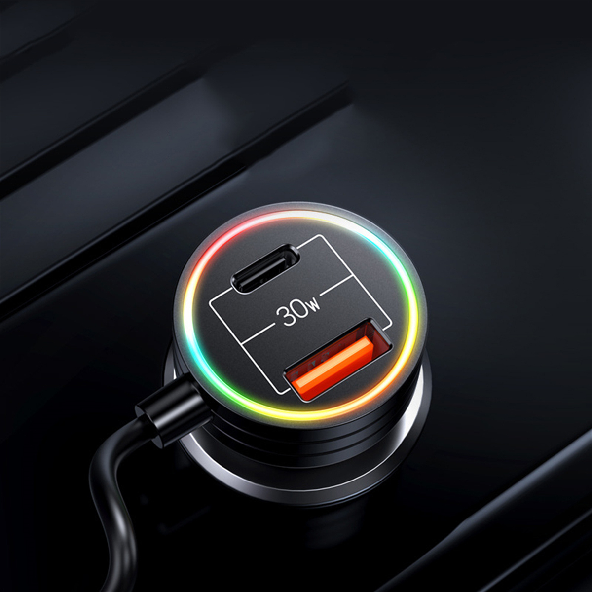 Schwarzes Autoladegerät, USB-C-Anschluss und USB-A-Anschluss, mit einem farbwechselnden Lichtring.