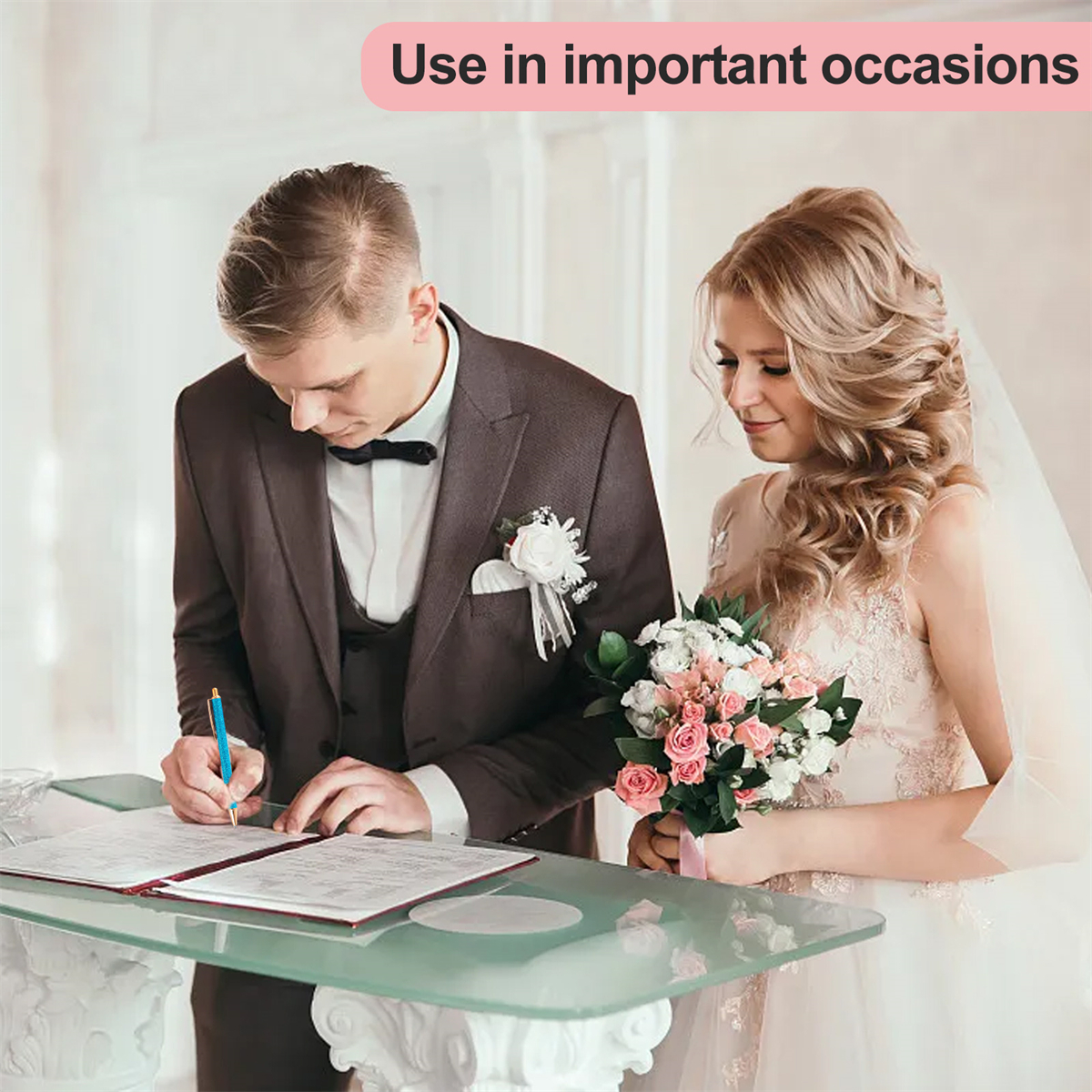 Ein Paar unterschreibt bei einer Hochzeit ein Dokument. Der Hintergrund ist ein Raum.