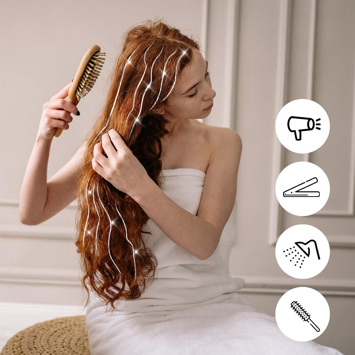 Eine Frau mit rotem Haar bürstet ihr Haar mit einer Holzbürste. Symbole sind neben ihr.