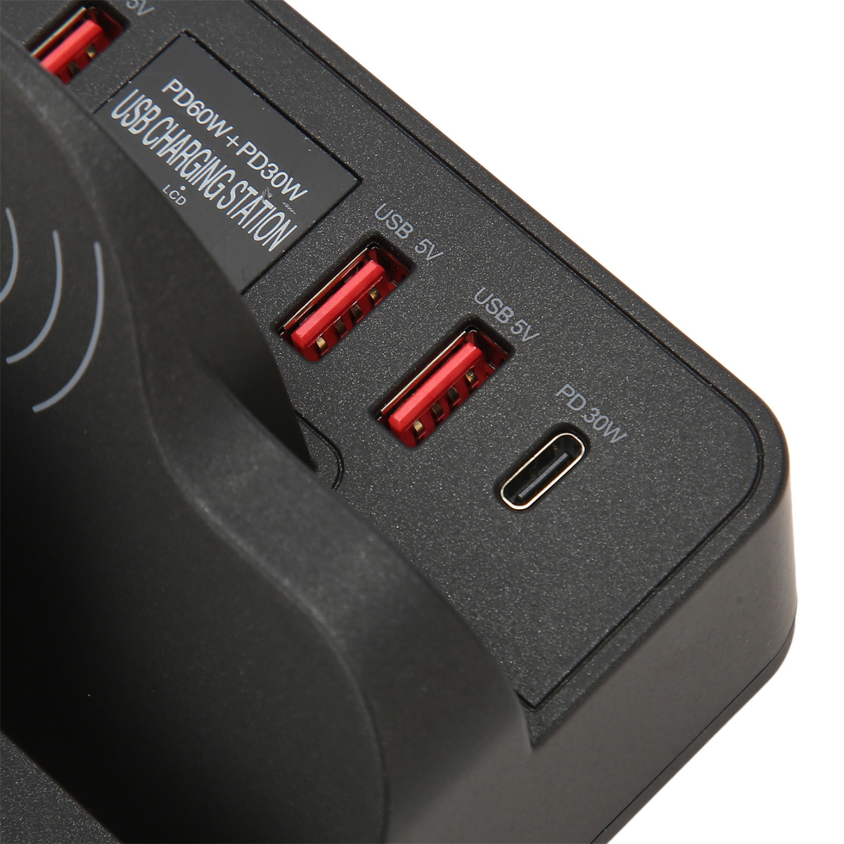 Nahaufnahme einer schwarzen Ladestation mit Anschlüssen. Es hat USB- und PD-Anschlüsse.