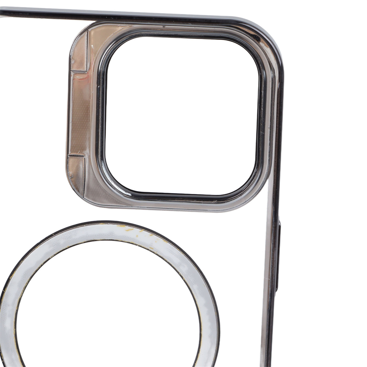 Nahaufnahme einer durchsichtigen Handyhülle mit Kameraausschnitt und MagSafe-Ring, vor weißem Hintergrund.